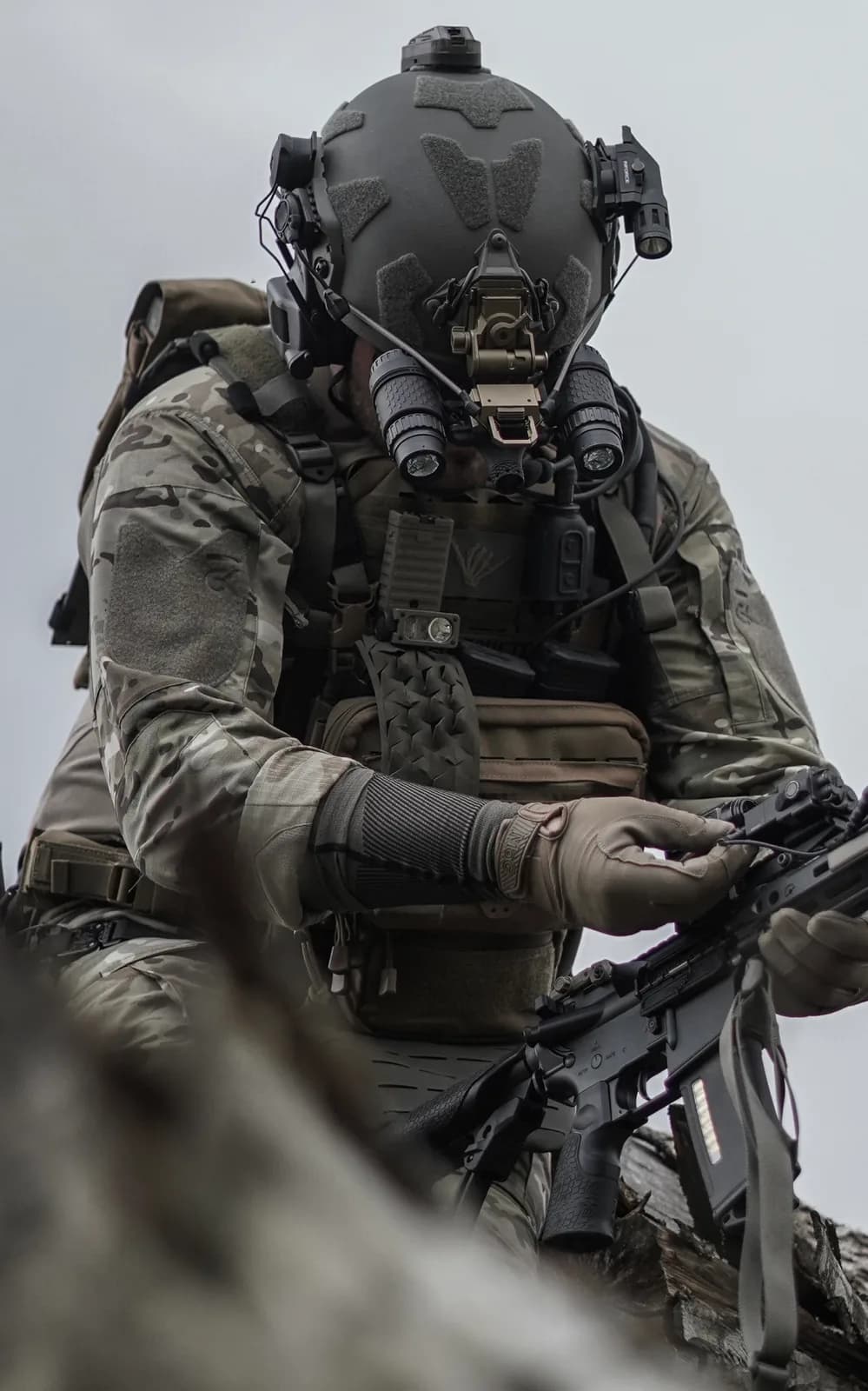 LAB-NVS MK2 sur le terrain, utilisateur agenouillé en tenue de camouflage